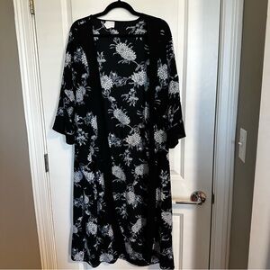 14th & Union Black Kimono Duster with White and Blue Floral Print
